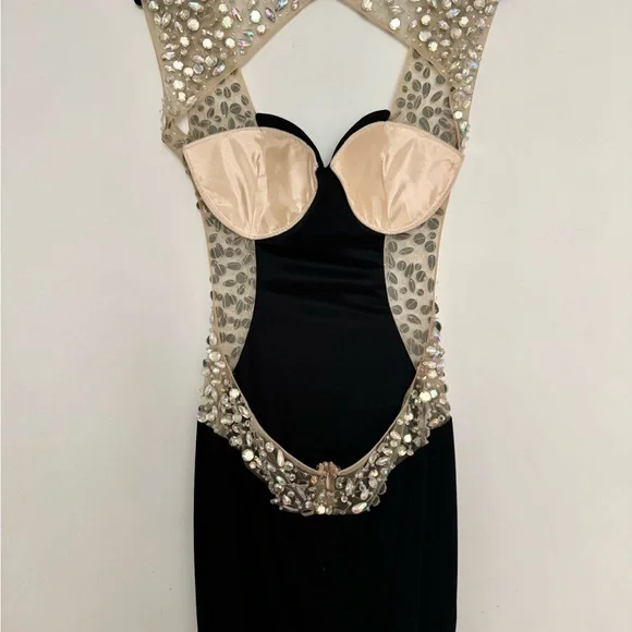 Elegant Black and Cream Evening Dress - Picture 3 of 5